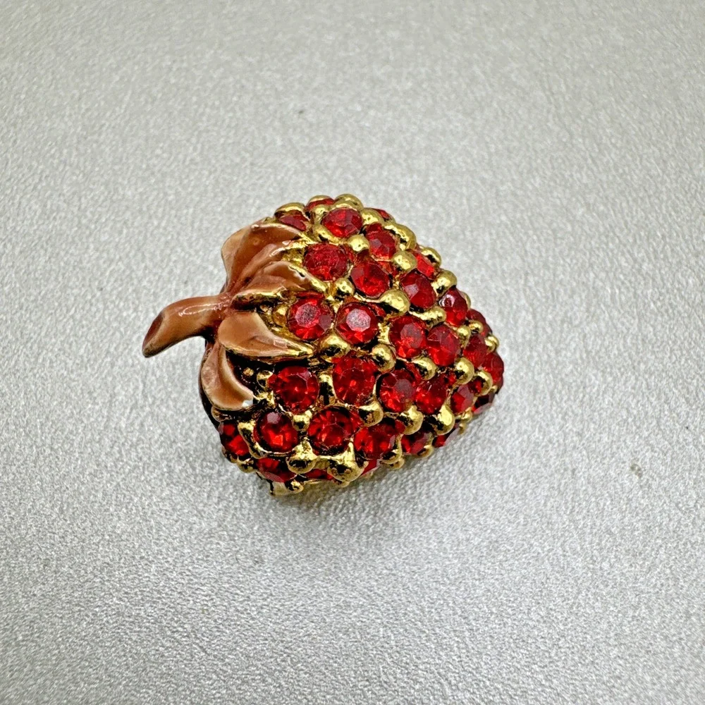 Vtg Stunning Strawberry Gold‎ Tone Ruby Red Rhinestone Brooch Pin